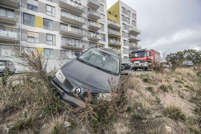 Do zdarzenia doszło we wtorek, 2 października, obok bloku przy ul. Staszica w Zielonej Górze. Renault zawisł na skarpie. Samochód mógł stoczyć się na auta zaparkowane pod skarpą.  
Na miejsce została wezwana zielonogórska straż pożarna. Dojechał również patrol policji. Renault wisiał na skarpie. Kierowcy nie było koło samochodu.
Strażacy zabezpieczyli auto liną podpiętą do swojego wozu. Dzięki temu samochód nie stoczył na auta stojące pod skarpą. Na miejsce została wezwana laweta pomocy drogowej.
Policja ustali jak doszło do tego, że samochód znalazła się na skarpie.


