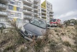 Zielona Góra. We wtorek 2 października straż pożarna interweniowała przy ulicy Staszica. Auto zawisło na skarpie