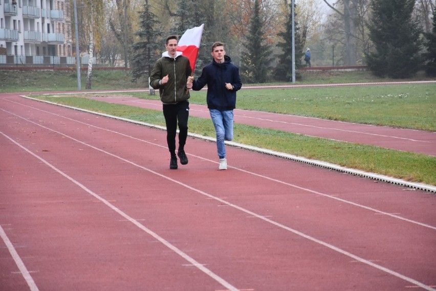 Sztafeta niepodległościowa – bieg z flagą na stadionie przy Kaliskiej 