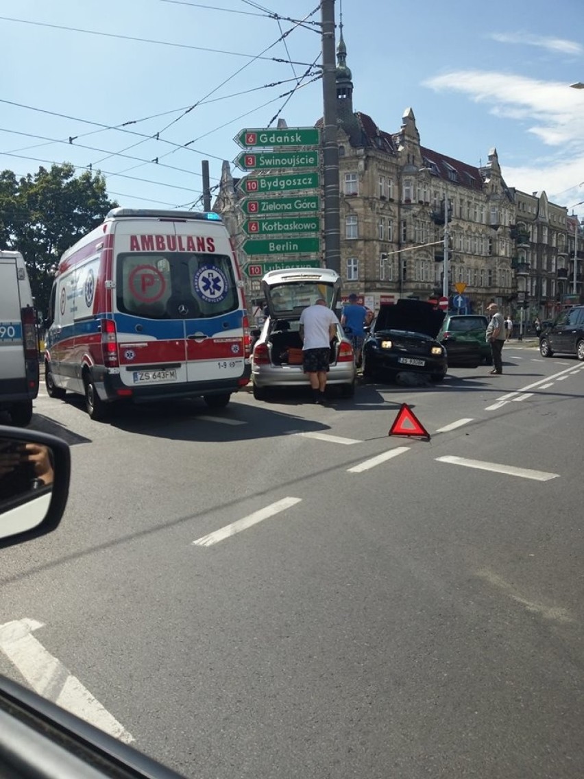 Na pl. Kościuszki w Szczecinie zderzyły się trzy samochody [ZDJĘCIA]