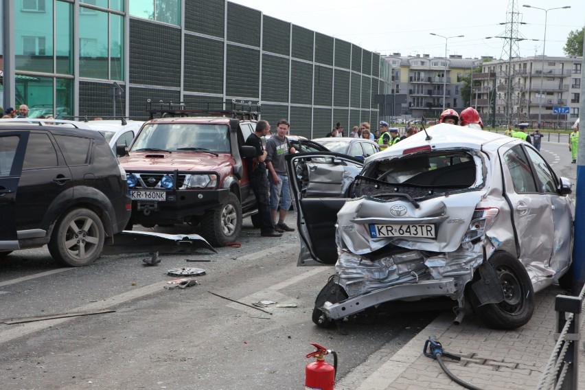 Kraków: Wypadek na Ruczaju. Aż 12 osób jest rannych [NOWE ZDJĘCIA, WIDEO]