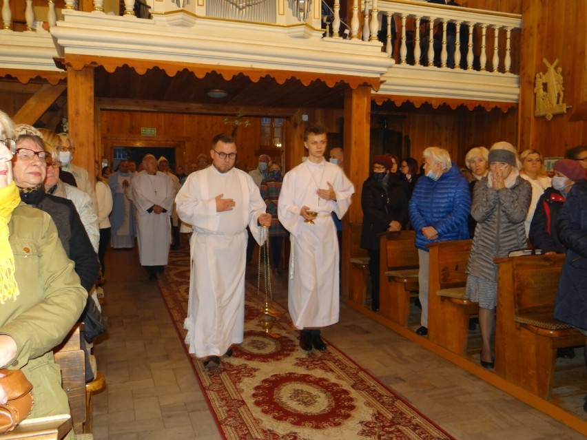 Wprowadzenie relikwii św. Jana Pawła II do kościoła św. Marii Magdaleny w Radomsku ZDJĘCIA
