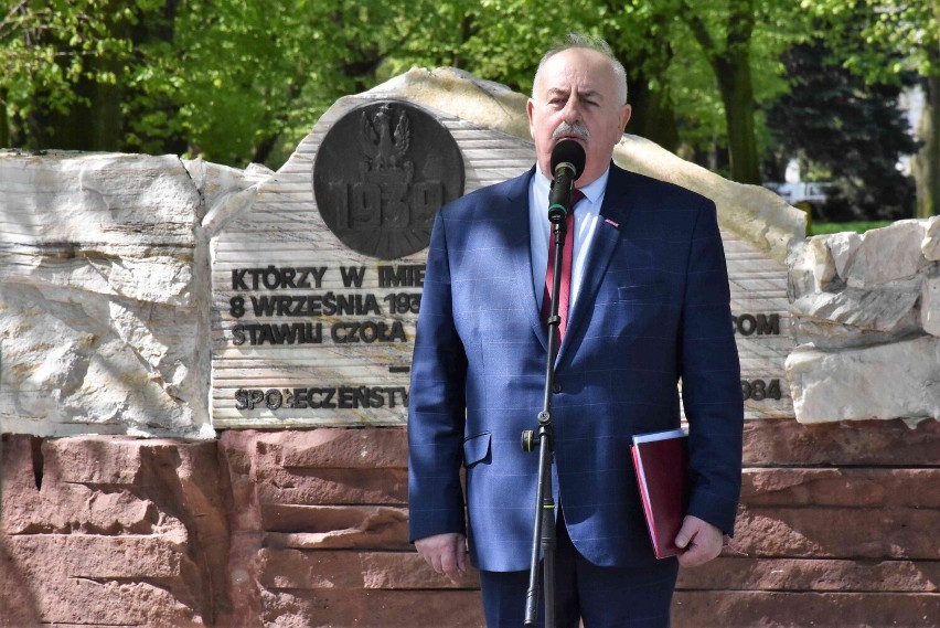 1 maja w samo południe rozpoczęła się pod Pomnikiem Obrońców...