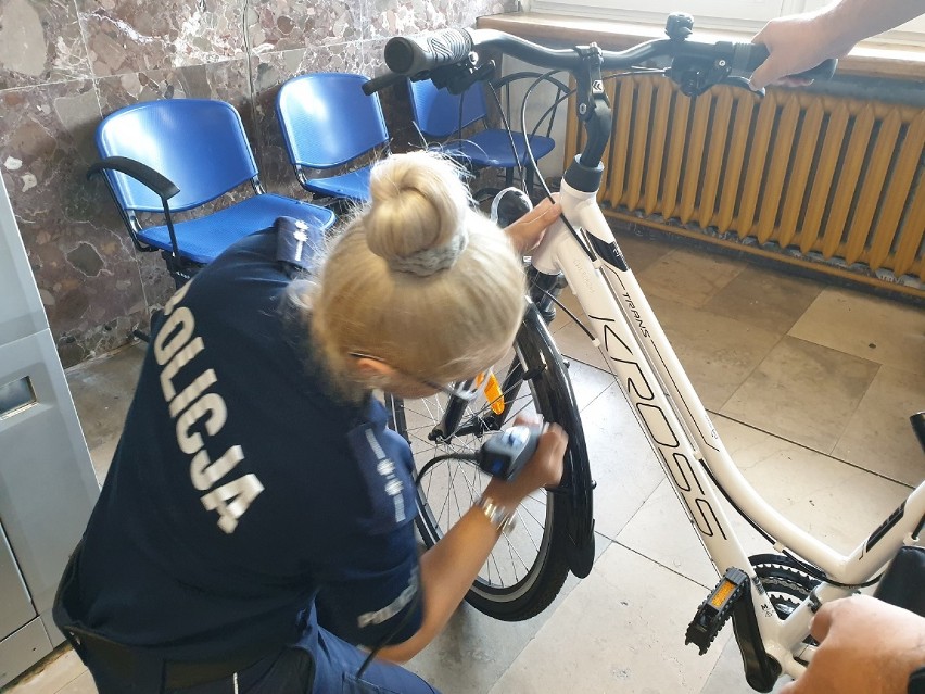 Wtorkowe znakowanie rowerów w komendzie policji we Włocławku [zdjęcie[