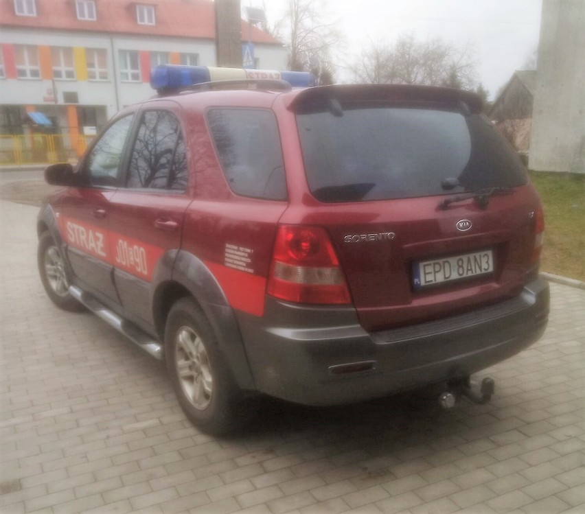 Nowy samochód ucieszył strażaków jednostki OSP Pęczniew. Posłuży do akcji związanych z ratownictwem wodnym ZDJĘCIA