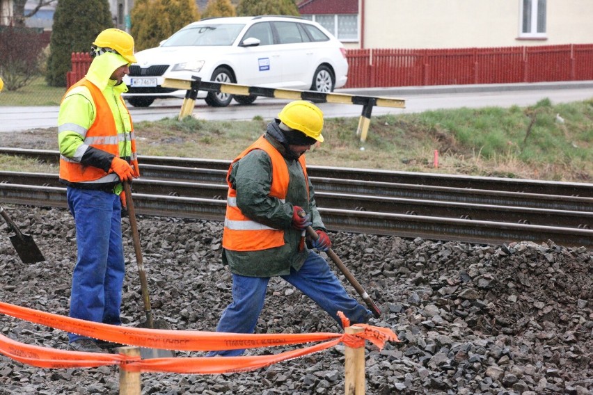 Inwestycja za prawie 100 mln zł. Ruszyły prace na linii kolejowej Mielec – Padew Narodowa [ZDJĘCIA, WIDEO]