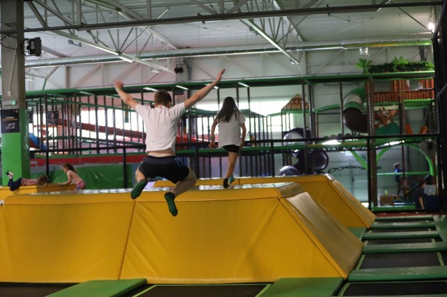 W sobotę, 9 lipca, sporo rodziców z dziećmi odwiedziło Park Rozrywki FlySky w Kielcach. Najmłodsi świetnie bawili się na trampolinach, ale również na innych atrakcjach. Zobaczcie zdjęcia.