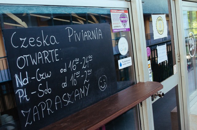 Pijemy wodę z kranu - Warszawscy aktywiści przekonują restauratorów [ZDJĘCIA]