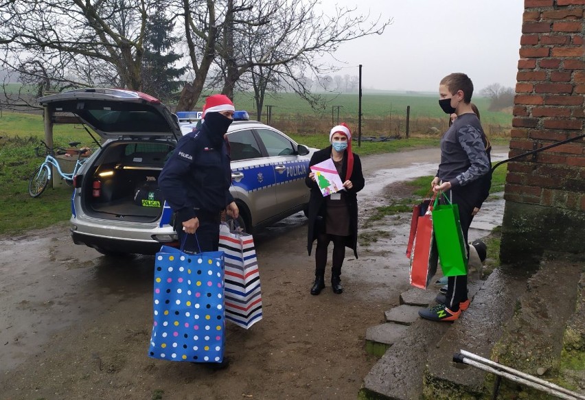 Świąteczna pomoc policjantów trafiła do trójki dzieci z gminy Tuchola