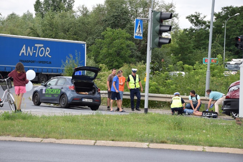 Kałuża krwi na chodniku w Koninie. Pijany rowerzysta wykrwawiał się niedaleko centrum miasta