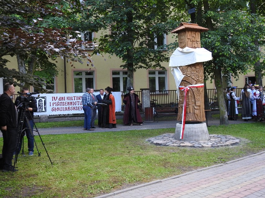 Pomnik odsłonił Doroteusz Fionik,inicjator jego ustawienia,...