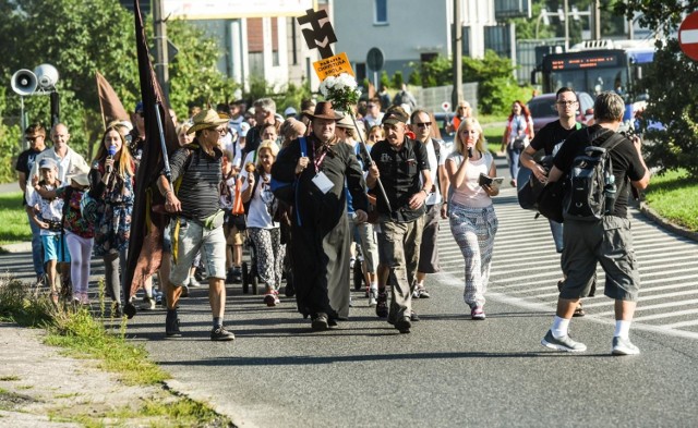 W sobotę, 21 lipca 2018, z bydgoskiej katedry wyruszyła XIV Diecezjalna Piesza Pielgrzymka na Jasną Górę. Pielgrzymi rozpoczęli swoją wędrówkę po Eucharystii o 6 rano.

Już po raz kolejny pielgrzymi z diecezji bydgoskiej mają okazję kroczyć na Jasną Górę ze śpiewem i modlitwą. Pielgrzymka rozpoczęła się 21 lipca, a zakończy 31 lipca. Przez ten czas pielgrzymi wraz z kapłanami-przewodnikami pokonają dystans około 300 kilometrów. 

Hasłem tegorocznej wędrówki jest "Jesteśmy napełnieni Duchem  Świętym". Pątnicy wyruszyli w kierunku Złotnik Kujawskich. Odwiedzą również m.in. Licheń, Kramsk, Brudzew, Widawę, Siemkowice i Kamyk. W pielgrzymce bierze udział 8 grup z różnych parafii bydgoskich oraz podbydgoskich.  Pielgrzymi rozpoczynają swój dzień około godziny 5, by codziennie od 6 rano kroczyć ku Jasnej Górze.


FLESZ - letnie upały, jak reagować w razie udaru słonecznego?

