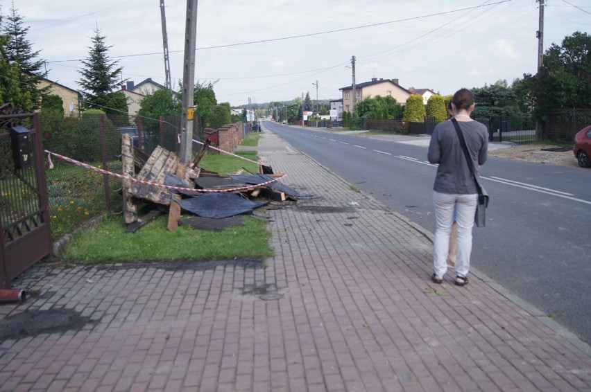 Trąba powietrzna w Sztobiecku Szlacheckim.  Zerwane dachy i...