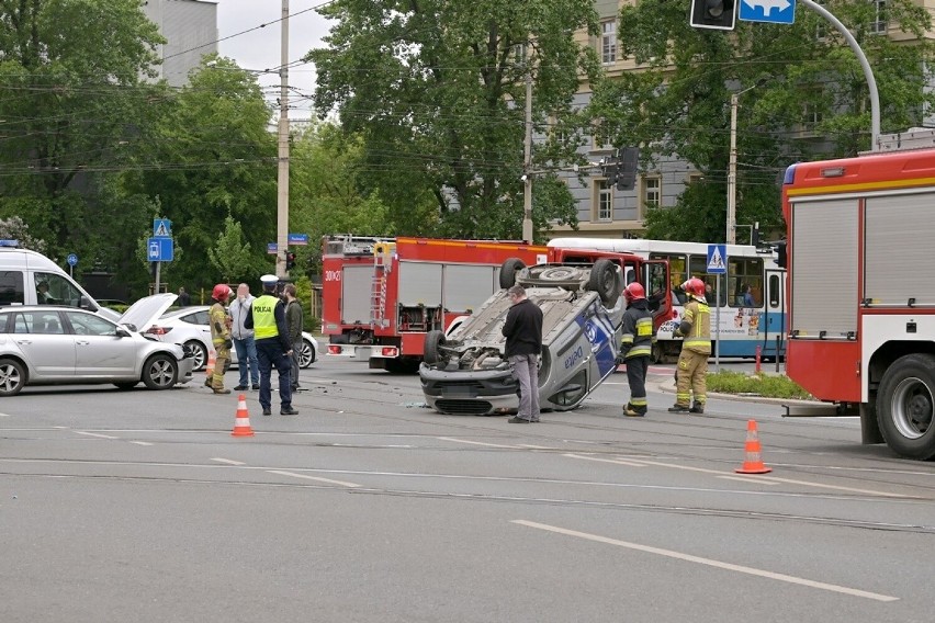 Samochód, należący do firmy ochroniarskiej, dachował.