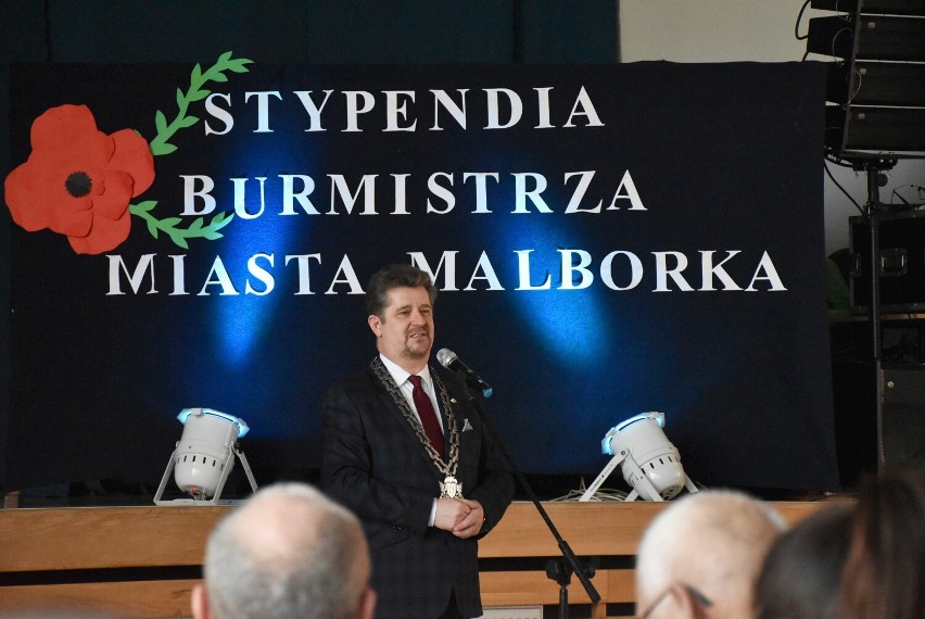 Stypendia burmistrza Malborka 2024 wręczone, ale to dopiero pierwsza część. Ten rok jest rekordowy, więc uroczystość rozłożono na dwa dni