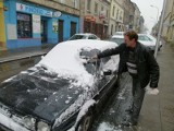 Zima w Tomaszowie. Spadł śnieg, tomaszowianie od rana walczyli z opadami