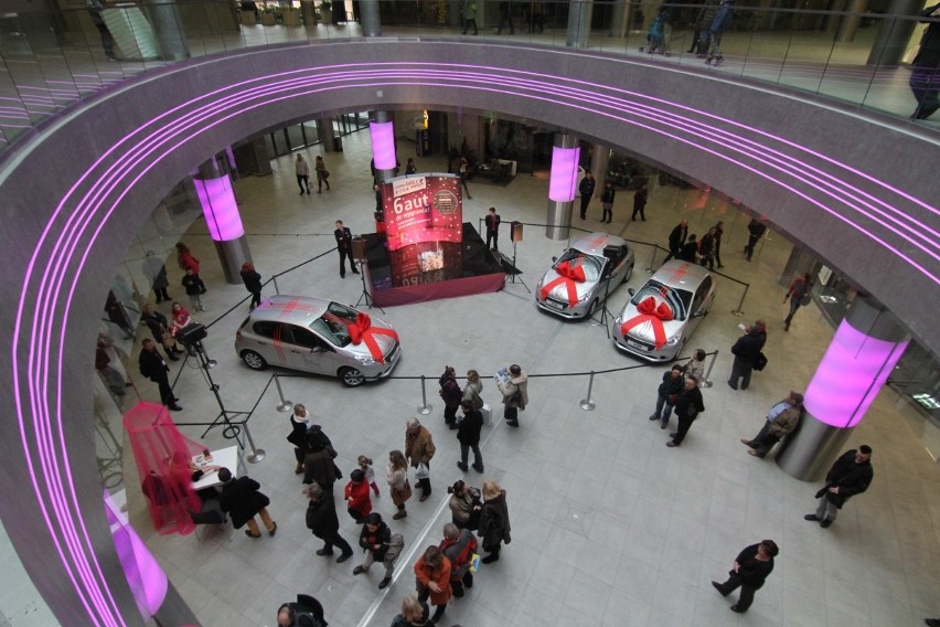 Wrocław: Tłum w Sky Tower, a peugeot tylko jeden (ZDJĘCIA)