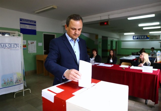 Wybory prezydenckie 2015 w Piotrkowie. Swój głos oddał już m.in. poseł Artur Ostrowski