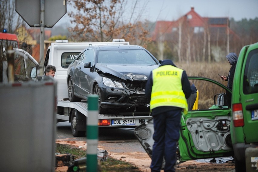 Wypadek na trasie ostrowskiej. Po ranną osobę przyleciał helikopter