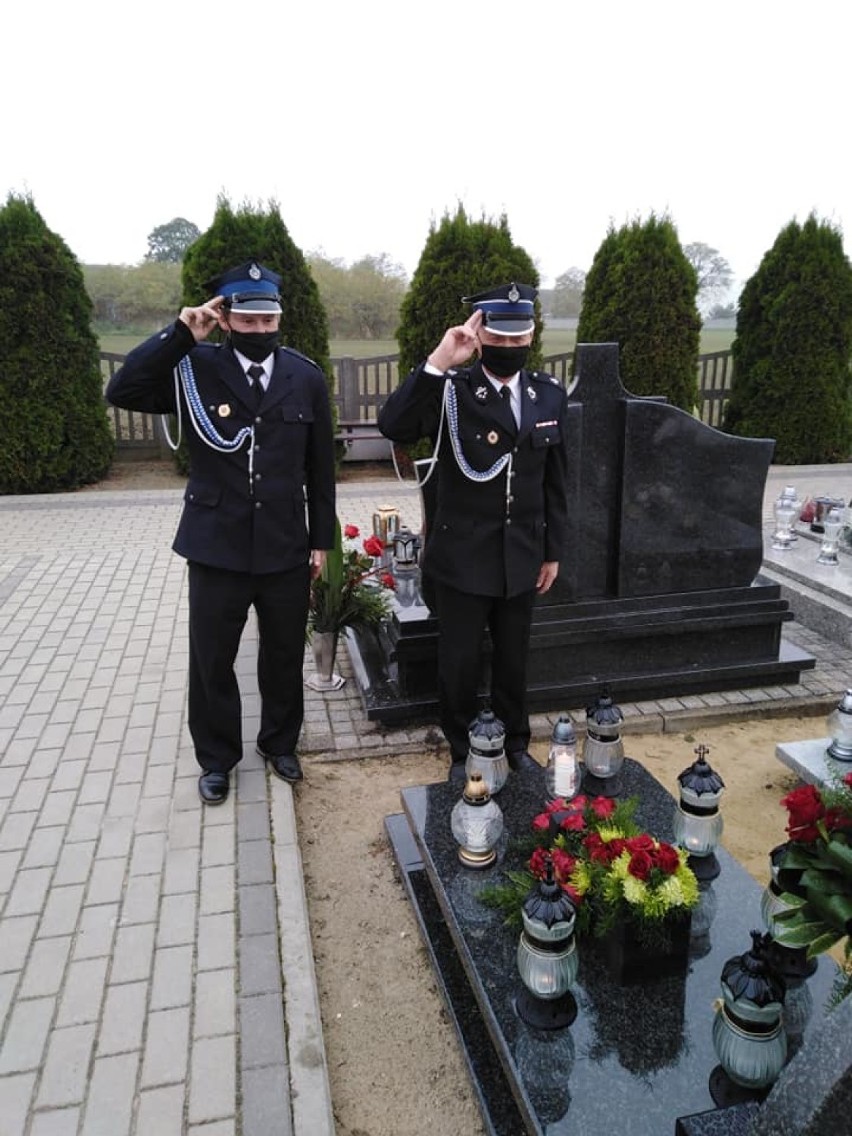 Strażacy ze Strzydzewa odwiedzili groby druhów, którzy odeszli już na wieczną służbę