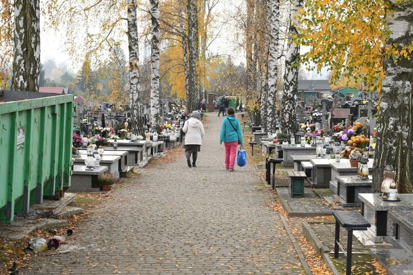 Mnóstwo ludzi na cmentarzu na Piaskach w Kielcach. Wszyscy porządkują groby - zobacz zdjęcia