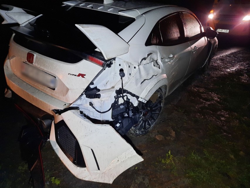 Wypadek Hondy Civic Type R na ul. Obronnej w Przemyślu. Kierowca uciekł [ZDJĘCIA]