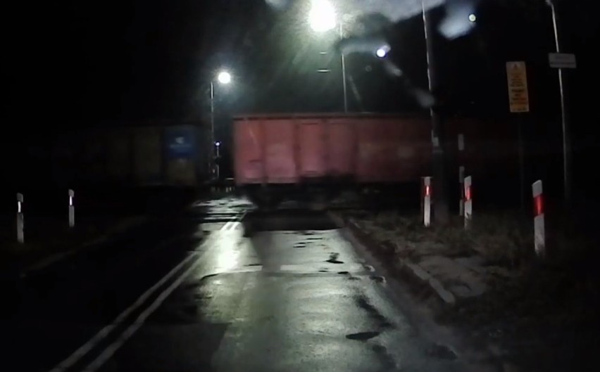 Niebezpieczny przejazd kolejowy w Piotrkowie na ulicy...