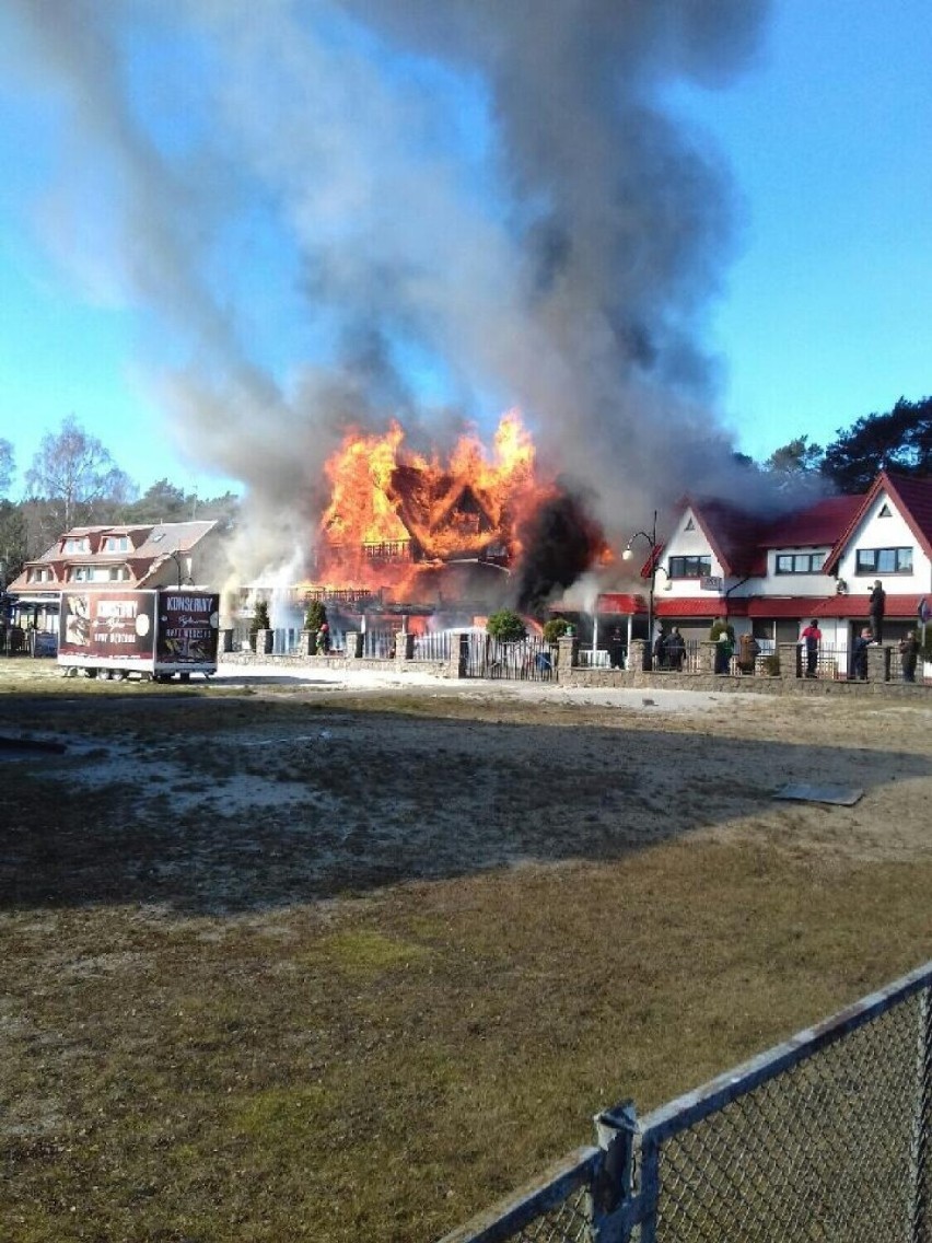 Pożar Łebskiej Chaty w Łebie. W gaszeniu ognia pomagali strażacy z powiatu wejherowskiego