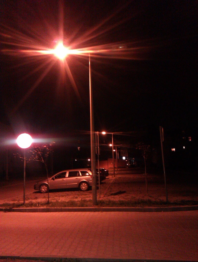Będzin: Parking pomiędzy ul. Modrzejowską i Malachowskiego zarasta trawą, a nowe latarnie nie świecą