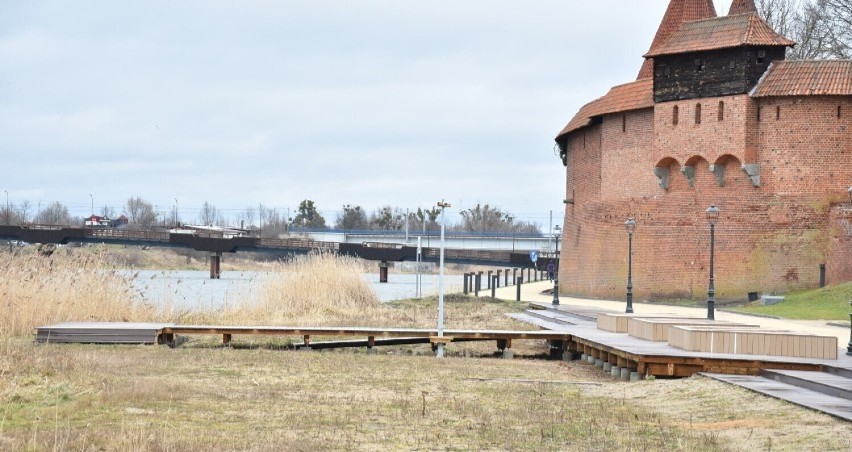 Malbork. Bulwar nad Nogatem jeszcze niegotowy, a już odwiedzają go wandale. Jedna z nowych lamp została zniszczona