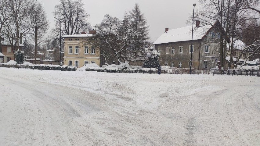 Kolejne opady śniegu i znów trudne warunki na drogach