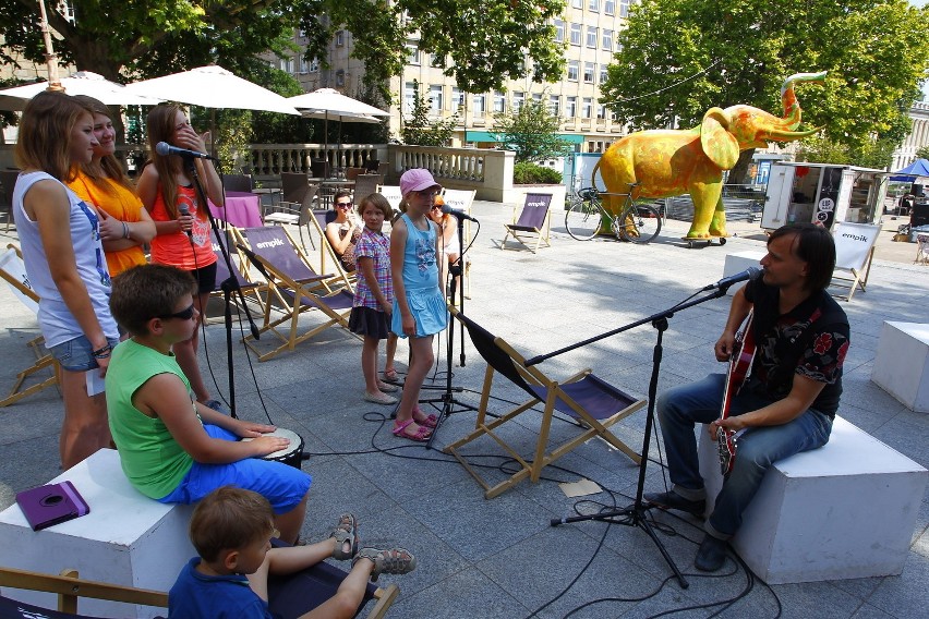 Michał Kowalonek zaśpiewał z dziećmi na placu Wolności
