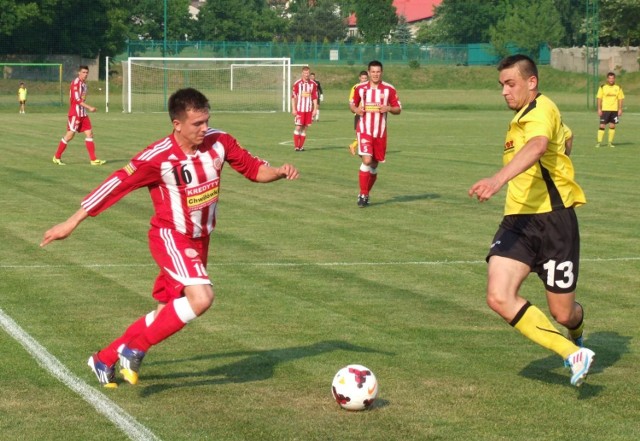 Adrian Stanek (z lewej, Soła) na finiszu sezonu brylował akcjami oskrzydlającymi. Tutaj w pojedynku z Bartoszem Jagłą (MKS).