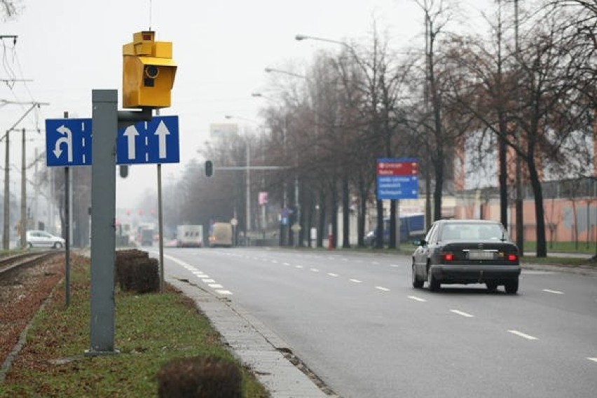 Ponieważ na łuku drogi al. Włókniarzy (przy ul....