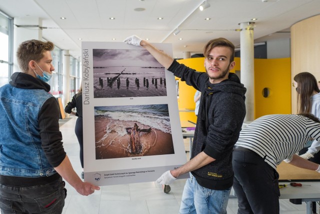 Na wystawie prezentowanych jest aż 150 zdjęć na 50 planszach. Większość fotografii to prace autorstwa uczniów, uzupełnione ujęciami nauczycieli, którzy szlifują talent młodzieży na co dzień