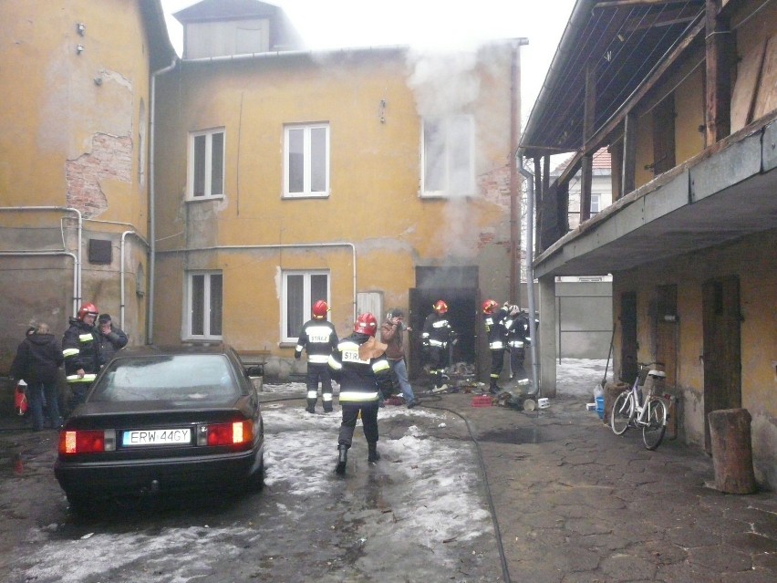 Pożar kamienicy w centrum Rawy Mazowieckiej