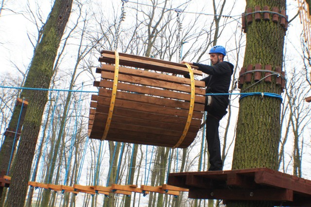 Pierwszy w mieście i okolicy park linowy jest już gotowy. Są cztery trasy z przeszkodami, Najniższa przygotowana została dla najmłodszych dzieci, pozostałe są dla młodzieży i dorosłych. Oficjalne otwarcie w sobotę, 15 kwietnia, o godzinie 10.00.