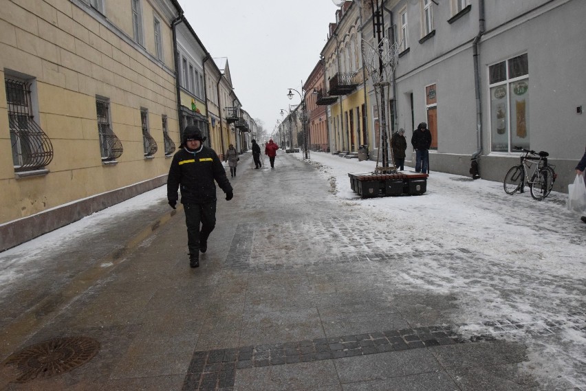 Suwałki. Atak zimy, ślisko na drogach oraz chodnikach