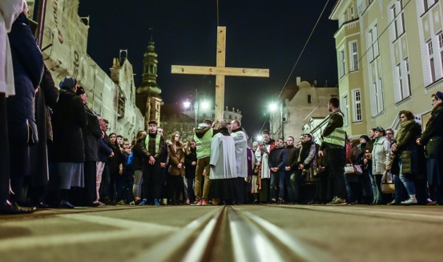 30 marca wieczorem ulicami Bydgoszczy odbyła się Droga Krzyżowa, która zakończyła się pantomimą i adoracją Najświętszego Sakramentu. To cykliczne przedsięwzięcie ewangelizacyjne, organizowane przez młodzież bydgoskich parafii.Mieszkańcy miasta i diecezji przeszli spod katedry do Bazyliki św. Wincentego a Paulo. Uczestnikom towarzyszyło hasło „Oto ja”. 


Najważniejsze informacje z Kujaw i Pomorza. Flash Info, odc. 8:
