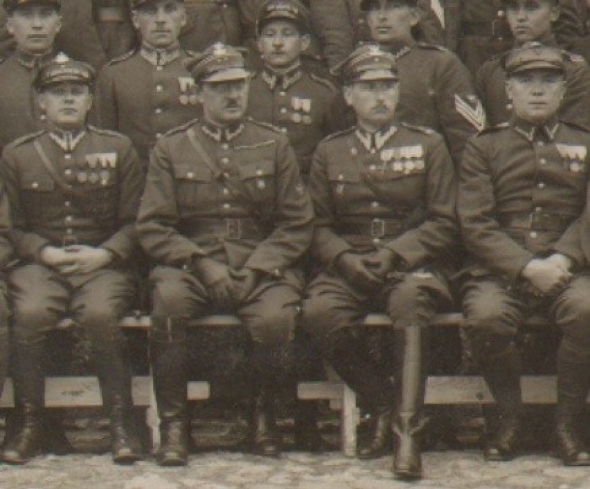 Major Konstanty Kamieński siedzi drugi od prawej.