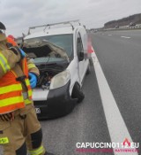 Utrudnienia na autostradzie A4 koło Tarnowa, kierowca uderzył w bariery i uszkodził koło