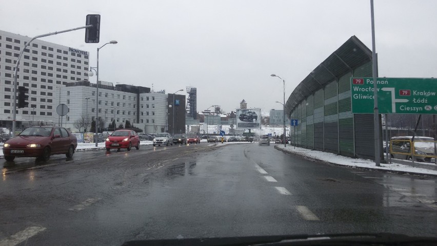 Śląskie: Ślisko na drogach! Błoto pośniegowe i lód utrudnia jazdę, tworzą się korki [atak zimy]