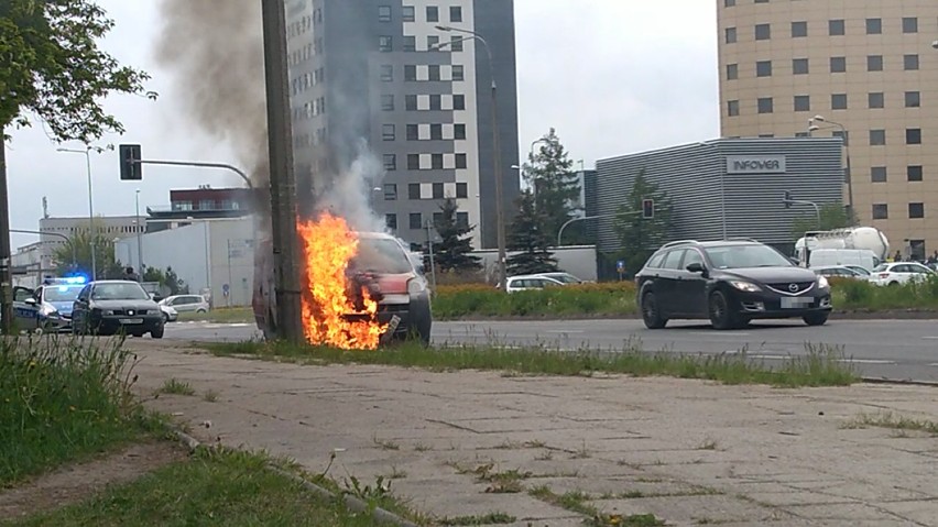 Spłonął samochód na ulicy Zagnańskiej w Kielcach (ZDJĘCIA)