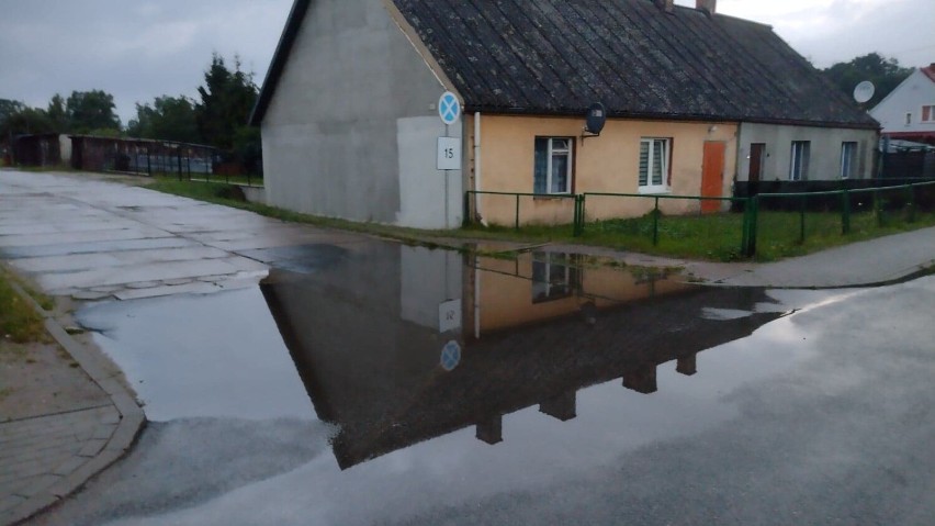 Waplewo. Skrzyżowanie z drogą powiatową: gdy pada deszcz mieszkańcy brną przez wodę! ZDJĘCIA