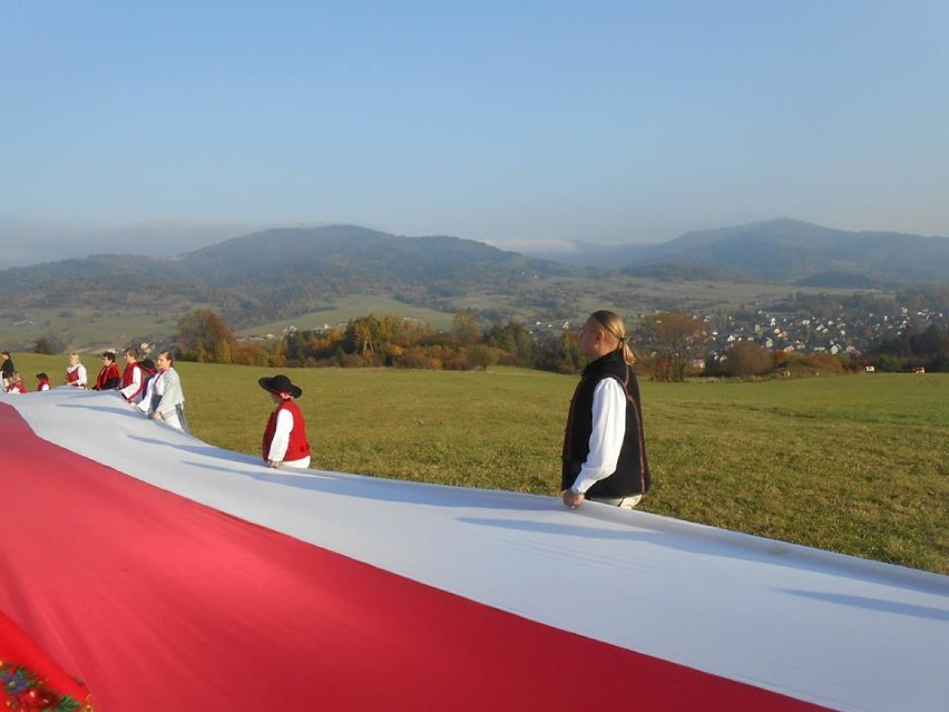 Stumetrowa flaga i hymn Polski z braćmi Pawłem i Łukaszem Golcami na Małej Baraniej [ZDJĘCIA]