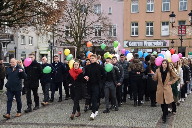 Uczniowie Ekonomika zatańczyli poloneza na Rynku w Kościerzynie. To wydarzenie mogła zobaczyć cała Polska.