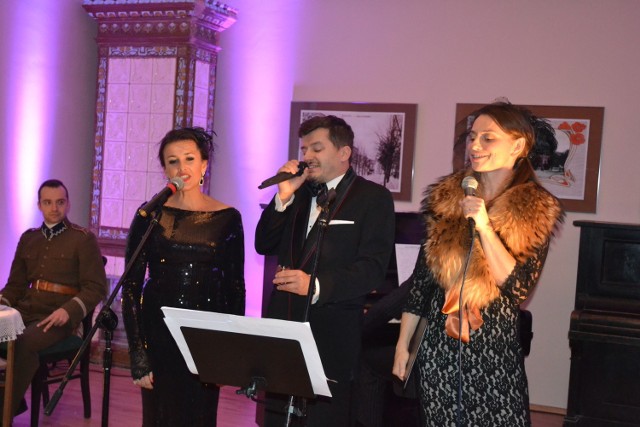 W programie wystąpili: Grażyna Nita, Dorota Borowicz i Paweł Krasulak, akompaniował im na pianinie Mariusz Żelazek