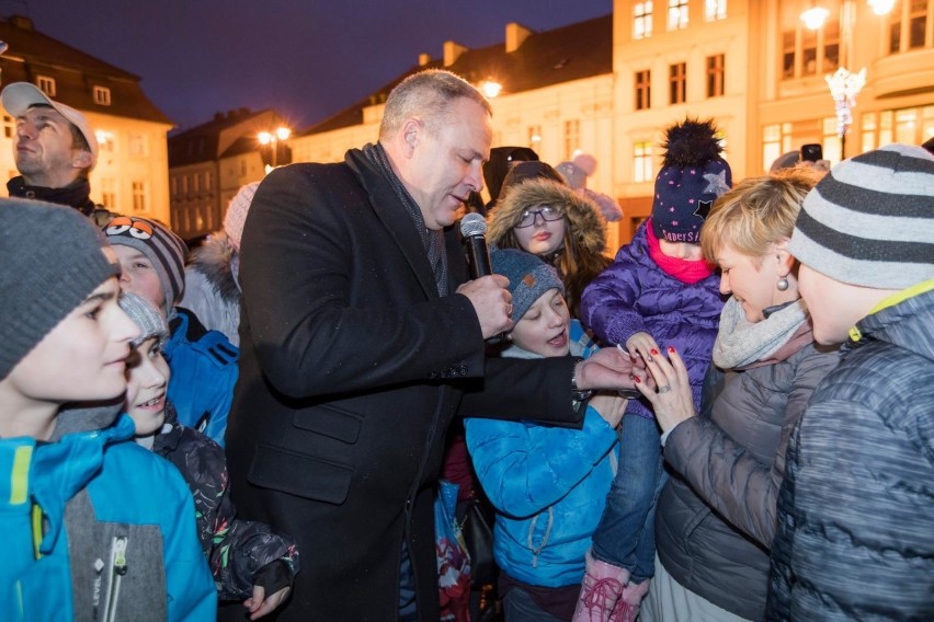 Choinka od kilku dni już stoi na bydgoskim Starym Rynku, ale...