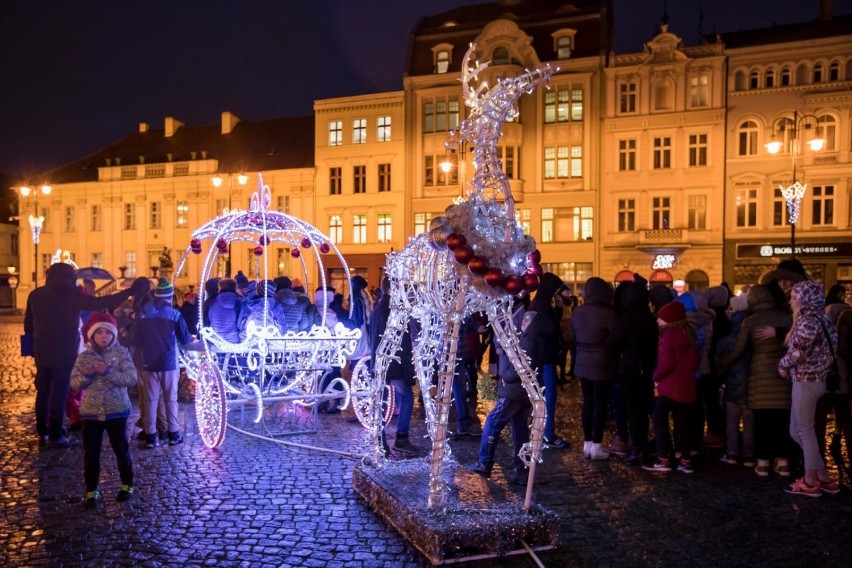 Choinka od kilku dni już stoi na bydgoskim Starym Rynku, ale...