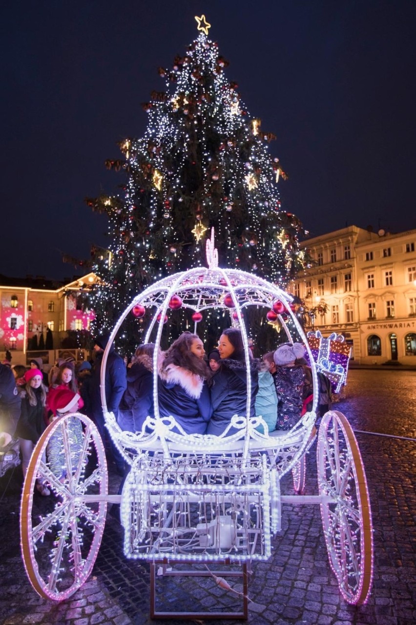 Choinka od kilku dni już stoi na bydgoskim Starym Rynku, ale...